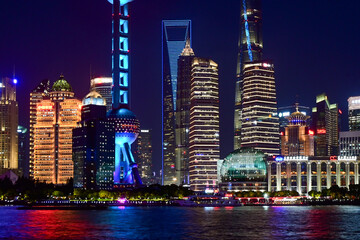 上海夜景・北外灘から眺める東方明珠と陸家嘴の高層ビル群 © Nicholisa