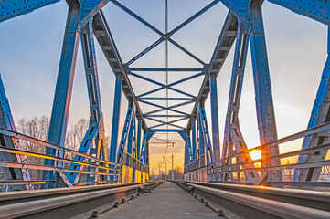 Zachód słońca na stalowym moście kolejowym PKP Cargo, Warszawa. © smoku7979