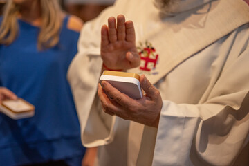 Le prêtre pendant une cérémonie de baptême dans une église en France