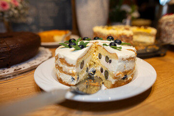 Köstlicher Blaubeer Sahne Naked Cake