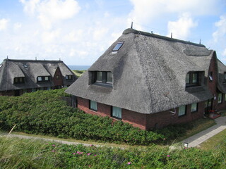 Dorf mit reedgedeckten H&auml;usern auf der Insel Sylt