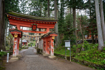 春の平泉 達谷窟毘沙門堂 弐之鳥居　岩手県平泉町