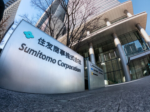 2026年3月、東京都千代田区にて、大手総合商社の住友商事本社ビル（晴海トリトンスクエア）の外観と社名看板