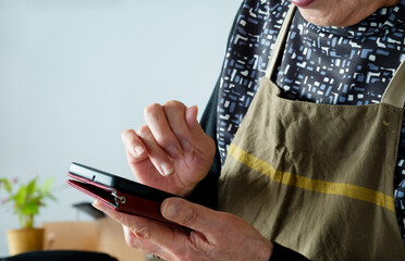 スマホを操作する高齢者