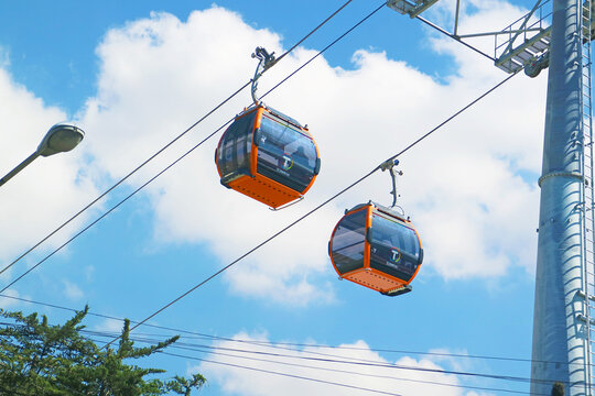 Fototapeta Aerial cable car urban transit system called Mi Teleferico seen from downtown La Paz, the capital city of Bolivia, South America