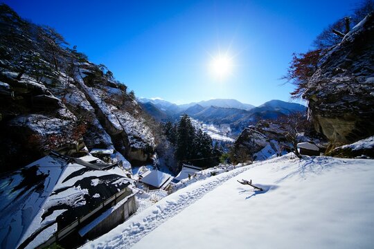 冬の山寺 - Powered by Adobe