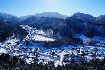 雪の中の集落 © ogawaay