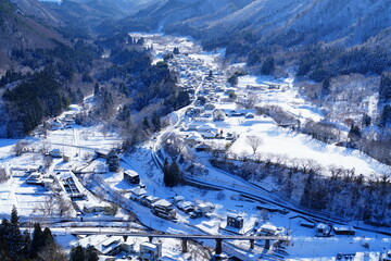 雪の中の集落 © ogawaay
