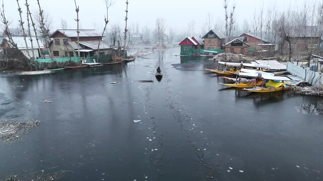 Drone tracking a boatman&rsquo;s fight against Dal Lake&rsquo;s thick snow blanket.