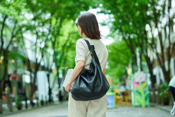 街角で振り返る女性