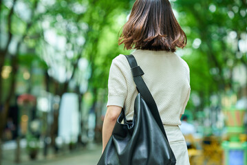 街角で振り返る女性