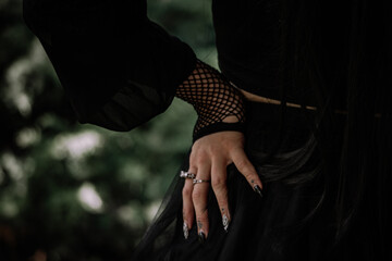 Ragazza tatuata stile nuovo gotico