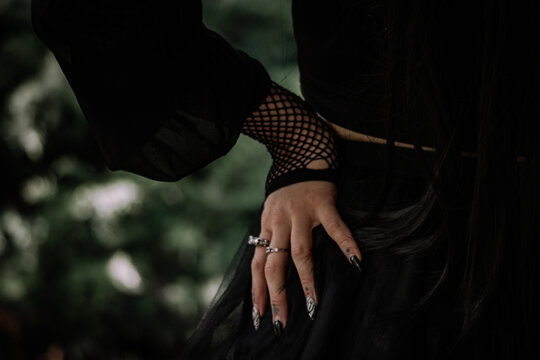 Ragazza tatuata stile nuovo gotico