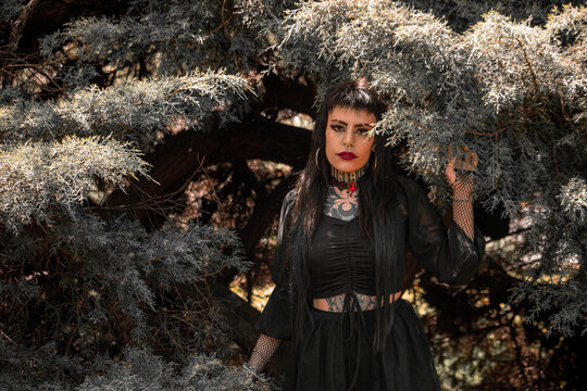 Donna tatuata stile gotico nel bosco