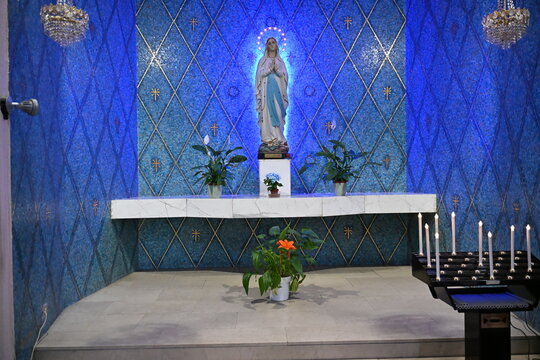 Chiesa e inteni, con madonna e panche