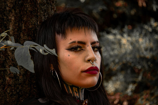 Donna tatuata stile gotico nel bosco