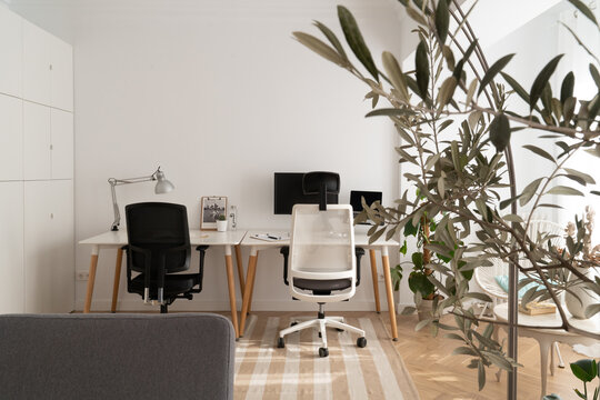Teletrabajo: oficina en casa - luminosa, moderna y minimalista vivienda con un despacho con dos puestos de trabajo.