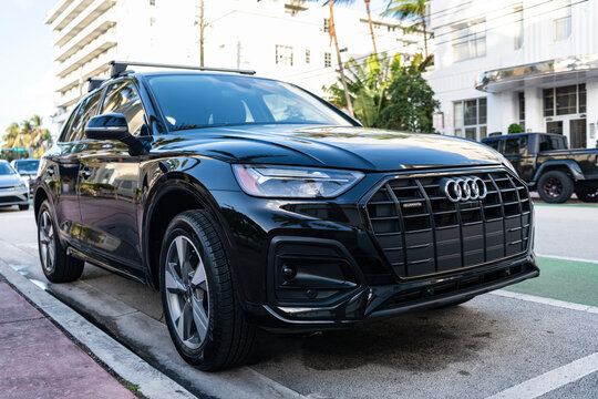 Miami, Florida, USA - December 18, 2024: 2025 Audi Q7 55 Premium crossover car. Luxury crossover car of Audi Q7 type. Car of Audi Q7 parked outdoor. Audi Q7, corner view.