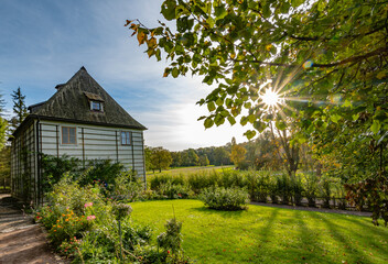 Goethes Gartenhaus und Garten in Weimar an einem sonnigen Herbsttag