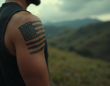 Vista a detalle de la bandera de Estados Unidos tatuada en el hombro de un hombre.