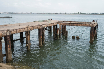 Puerto oxidado en una ciudad de Portugal