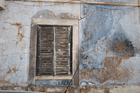 Ventana antigua fachada de edificio abandonado