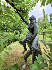 Bronzefiguren Adam und Eva an einem Apfelbaum, Gärten von Schloss Trauttmansdorff, Meran, Südtirol, Italien, Europa