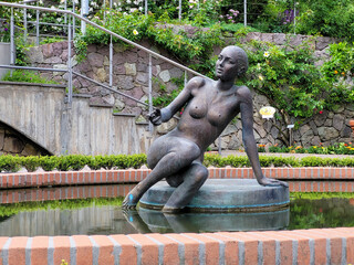 Teich, Brunnen mit einer Frauenskulptur aus Bronze, Gärten von Schloss Trauttmansdorff, Meran, Südtirol, Italien, Europa