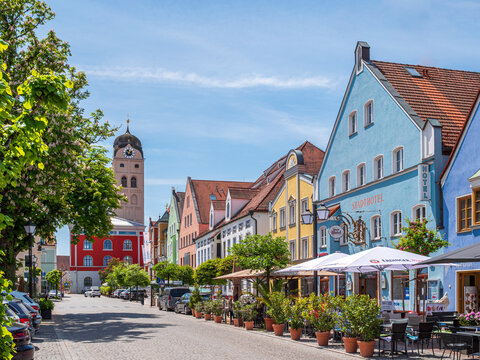 Lange Zeile mit Schrannenhalle und Kirche St. Johannes, Erding, Bayern, Deutschland, Europa
