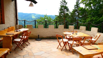 Terrasse der Burgtaverne, Burg Grimmenstein in Niederösterreich 