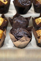 magdalenas muffins de chocolate en el mostrador de la pastelería