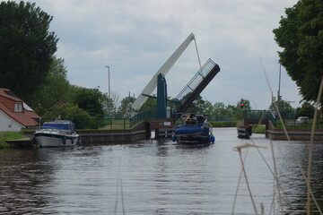 Zugbrücke über einem Kanal bei Aurich