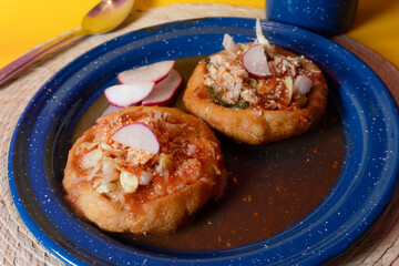 Plato con comida mexicana, sopes mexicanos