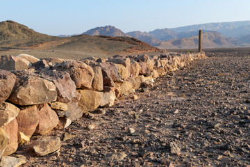 Trekkingtour durch das Gebiet vom Wadi Araba und Shkaret Mseid in Jordanien. Durch einsame, unwegsame und karge Landschaft von Felsen und Berge.