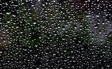 Regentropfen an einer Fensterscheibe