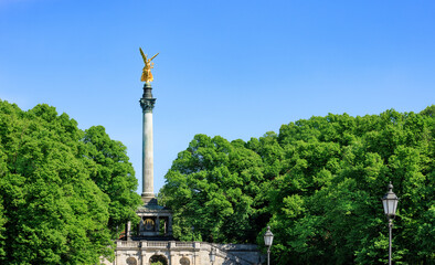 Fototapeta premium Nike Siegesgöttin Skulptur als Friedensdenkmal mit Friedensengel ist Wahrzeichen, Denkmal und Sehenswürdigkeit der Maximiliansanlagen in München - Bayern, Deutschland, Europa