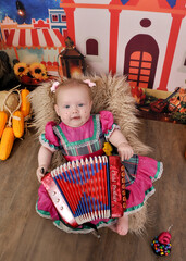 bebe menina vestida para festa junina arraiá 