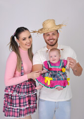 pai e mãe com filha vestidos para festa junina 
