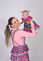 Mãe e filha vestidas para festa junina arraiá 