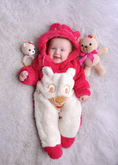 bebe menina completa 6 meses 