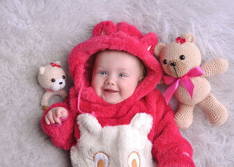 bebe menina completa 6 meses 