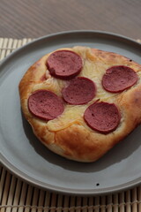 mini bread pizza with ham and cheese
