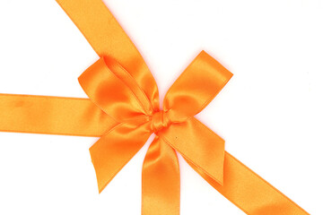 白背景のオレンジ色のリボン