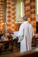 Le prêtre pendant une cérémonie de baptême dans une église