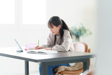 リビングで勉強する女の子