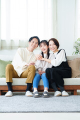 リビングでくつろぐ3人家族　