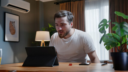 Obraz premium Man focusing on tablet screen during video call