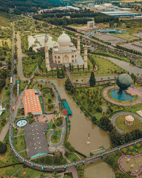 Vista a&eacute;rea del municipio de Brice&ntilde;o, donde se localizan parques y atracciones tur&iacute;sticas