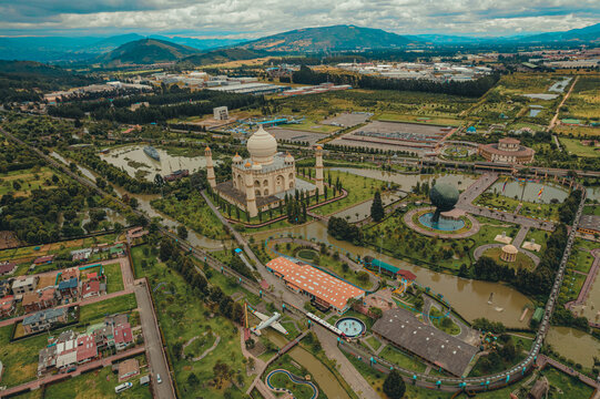 Vista a&eacute;rea del municipio de Brice&ntilde;o, donde se localizan parques y atracciones tur&iacute;sticas