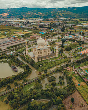 Vista a&eacute;rea del municipio de Brice&ntilde;o, donde se localizan parques y atracciones tur&iacute;sticas